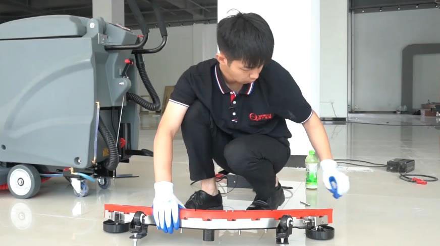 如何提高洗地機吸水扒性能 如何提高洗地機吸水扒性能