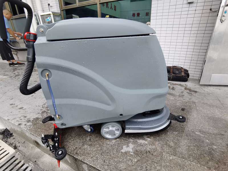 學校食堂怎么清洗方便？揚子手推式洗地機了解一下