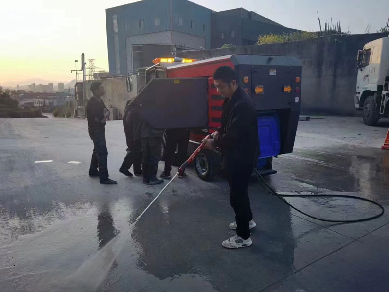 安徽廣信農(nóng)化批量采購(gòu)大型掃地機(jī)YZ-S14 安徽廣信農(nóng)化批量采購(gòu)大型掃地機(jī)YZ-S14