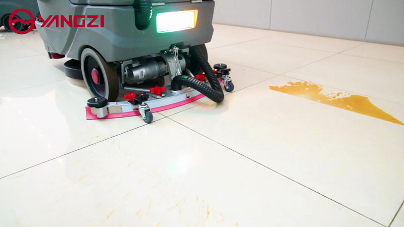 駕駛式洗地機使用前后的注意事項 駕駛式洗地機使用前后的注意事項