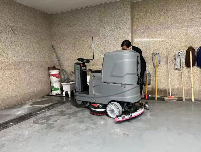 駕駛洗地機的一般操作方法 駕駛洗地機的一般操作方法